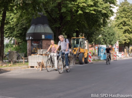 Nina Reitz und Peter Martl von der Haidhauser SPD radeln auf der zukünftigen Fahrradstraße