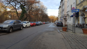 Maria-Theresia-Straße, 30-km/h-Zone und breit genug für die Ausweisung als "Fahrradstraße"