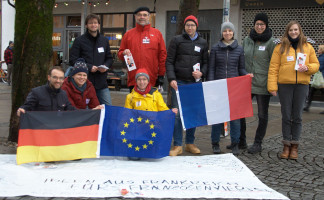 Haidhauser und Auer SPD-Mitglieder vor dem Bodenplakat in der Weißenburger Straße (© Peter Martl)