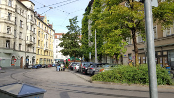 Blick auf das „Gleisdreieck“ am Beginn der Kirchenstraße, Bäume und Fassadenbegrünung bis in den vierten Stock (© Nina Reitz)