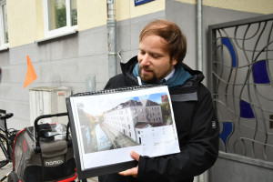 Anno Dietz, stv. Vorsitzender der SPD München zeigt erklärende Abbildungen zur Erhaltungssatzung in der unteren Au (© Peter Martl)