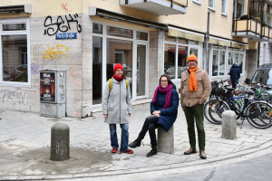 Personen bei den neuen Pollern an der Ecke Sedan-/Metzstraße (© Peter Martl)