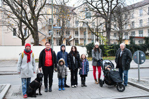 Gruppe auf der Mittelinsel für Fußgänger an der Auerfeldstraße: Nina Reitz, Nicole Meyer mit vier Kindern und Hund Sky, Claudia Lindner mit Kind, Heinz-Peter Meyer | Erwachsene: SPD Au-Haidhausen (© Peter Martl))