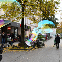 Seifenblasen beim Straßenfest im Juli 2025 (© Peter Martl)