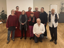 Hintere Reihe Dr. Lena Sterzer, Falko Blumenthal, Rupert Pfliegl, Juliane Auth, vordere Reihe Nina Reitz, Dr. Magdalena Dollinger, Georgina Wismeyer, Bhagu T. Chellaney, kniend Peter Martl