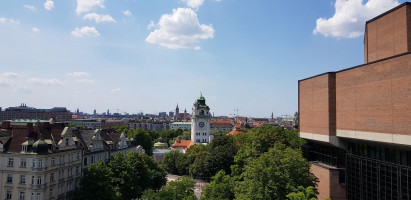 Blick auf den Turm des Müller'schen Volksbads und über die Stadt (© Nina Reitz)