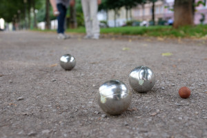 Boule-Kugeln vor dem ›Schweinchen‹ auf dem Weg am Bordeauxplatz (© Peter Martl)