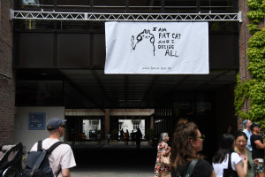 Im Gasteig-Innenhof, Banner von „Fat Cat“ und Besucher des Openings (© Peter Martl)