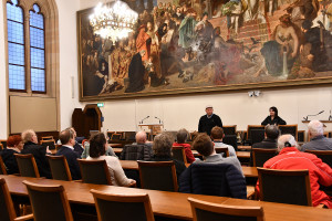 Im großen Ratssaal vor dem Gemälde »Allegorie Monachia« von Carl Theodor von Piloty (© Peter Martl)