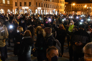 DemonstrantInnen leuchten mit Smartphones und Kerzen (© Peter Martl)