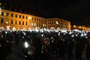 DemonstrantInnen leuchten mit Smartphones und Kerzen (© Peter Martl)