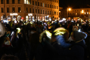 DemonstrantInnen winken mit Smartphones und Kerzen (© Peter Martl)