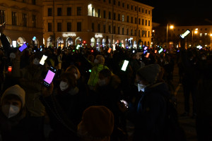 DemonstrantInnen leuchten mit Smartphones und Kerzen (© Peter Martl)