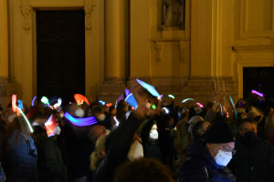 DemonstrantInnen winken mit Smartphones und Kerzen (© Peter Martl)