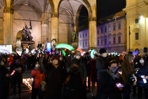 DemonstrantInnen winken mit Smartphones und Kerzen (© Peter Martl)