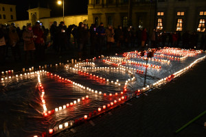 Schriftzug „Zusammenhalt“ aus Kerzen am Odeonsplatz (© Peter Martl)