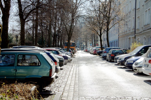 Parkplatz- statt Spielstraße, Blick durch die Lothringer Straße Richtung Orleansstraße (© Peter Martl)