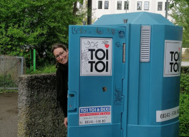 Lena Sterzer, stv. Bezirkausschussvorsitzende, mobile Toilette am Hypopark (© Anno Dietz)