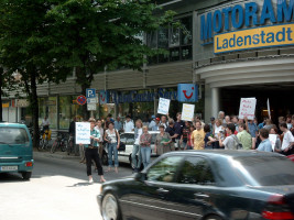 Protestaktion von Aktiven der Verkehrsverbände und des BA 5 im Jahr 2003(!) für eine Fußgängerampel am Motorama