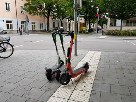 Durch E-Scooter verstellter Blindenleitstreifen in der Kirchenstraße (© Nina Reitz)