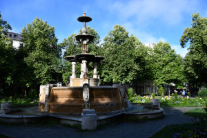 Der „Glaspalastbrunnen“ (1853, August von Voit, für den Glaspalast im Alten Botanischen Garten), seit 1971 am Weißenburger Platz, frühmorgens (© Peter Martl)