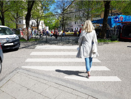 Montage Zebrastreifen mit Fußgängerin am Pariser Platz (© Nina Reitz/Toni Reitz)