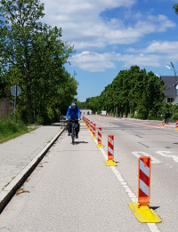 Ein Beispiel für eine Protected Bike Lane, aufgenommen im Landkreis München in Kirchheim