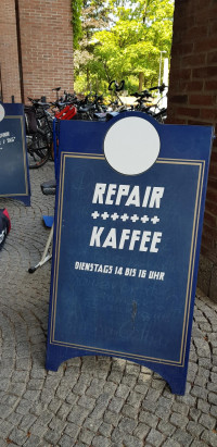 Hinweisschild auf das „Repair Café“ (© Nina Reitz)