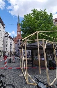 Blick vom Wiener Platz auf St. Johann Baptist, im Vordergrund das Blickachsenmodell (© Anno Dietz)