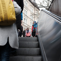 Auf der Rolltreppe, oben warten viele Passanten (© Marcel Senf)