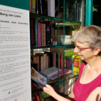Nina Reitz (Sprecherin der SPD-BA-Fraktion) vor dem Bücherschrank in Berg am Laim.