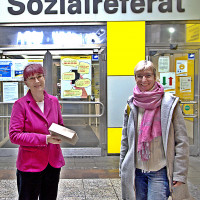 Silvia Arto (Mitarbeiterin des Sozialbürgerhauses, links) bei der Übergabe der Weihnachtsgutscheine durch Nina Reitz (SPD-Fraktionssprecherin im BA Au-Haidhausen)