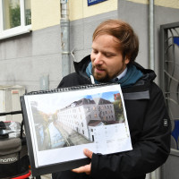 Anno Dietz, stv. Vorsitzender der SPD München zeigt erklärende Abbildungen zur Erhaltungssatzung in der unteren Au
