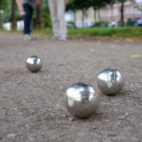 Boule-Kugeln und das ›Schweinderl‹ auf dem Weg am Bordeauxplatz
