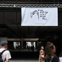 Im Gasteig-Innenhof, Banner von „Fat Cat“ und Besucher des Openings