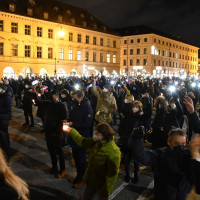 #MünchenWirdSichtbar: DemonstrantInnen winken mit leuchtenden Smartphones