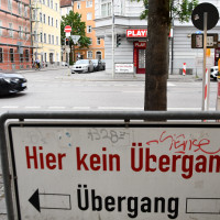 Kreuzung Rosenheimer Straße/Metzstraße, Schild „Hier kein Übergang“ im Vordergrund
