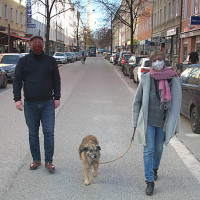 Spaziergänger mit Hund auf der Weißenburger Straße