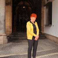 Georgina-Elisabeth Wismeyer, die neue Vorsitzende der Arbeitsgemeinschaft 60Plus der Münchner SPD, vor dem Rathaus