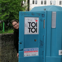 Lena Sterzer, stv. Bezirkausschussvorsitzende, mobile Toilette am Hypopark