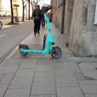 Vor „Lidl“ am Orlaeansplatz blockiert ein abgestellter E-Scooter praktisch den ganzen Fußweg