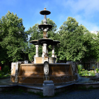 Der „Glaspalastbrunnen“ (1853, August von Voit, für den Glaspalast im Alten Botanischen Garten), seit 1971 am Weißenburger Platz