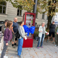 Bei der Eröffnung des Offenen Bücherschanks am Regerplatz (© AKA)